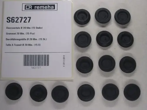 Schwarze Gummistücke von Remeha, angeordnet in mehreren Reihen. Im Hintergrund ist eine Produktkarte mit Artikelbezeichnung und Barcode zu sehen.